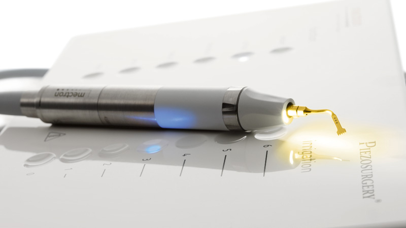 optional LED handpiece of PIEZOSURGERY® white 